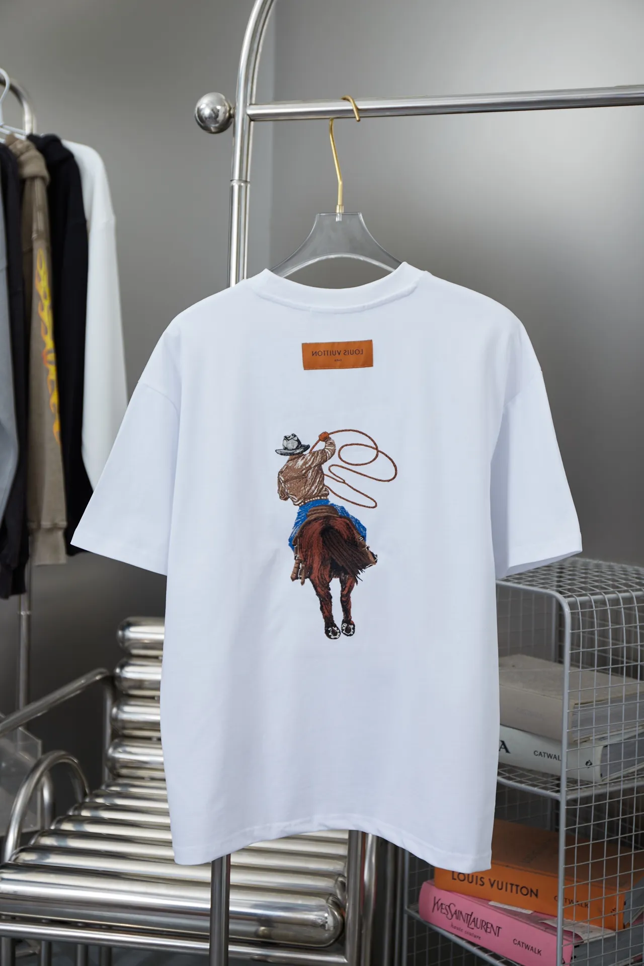 🅿️210 High quality LOUIS VUITTON/Louis Vuitton 25FW Autumn and Winter series Western denim cotton front and back embroidered short-sleeved T-shirt with twist embroidery brand logo letters on the hem, the dawn style of the 24FW fashion show. Complete with three standards, using high-weight pure cotton fabric! It feels very comfortable. The OS drop-shoulder version adopts imported Tajima machine embroidery technology. It is fashionable and personalized, and it is super versatile! The threaded neckline is not loose, the color is fixed at high temperature, and the through-shoulder strapping process is used. Unisex S M L XL